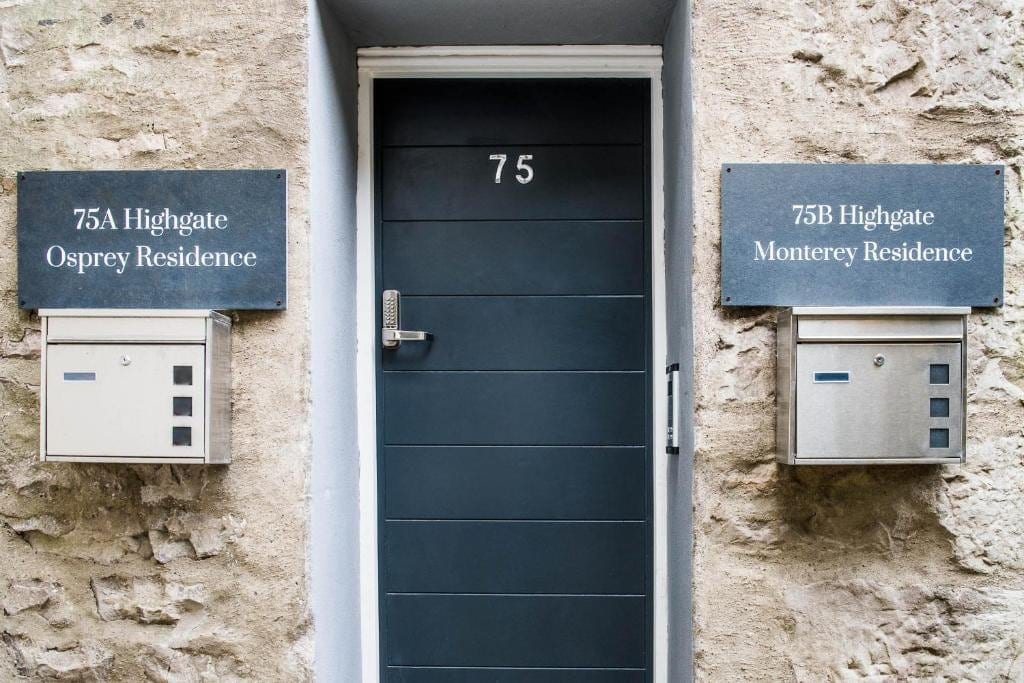 Entrance door between the name plates of the two apartments