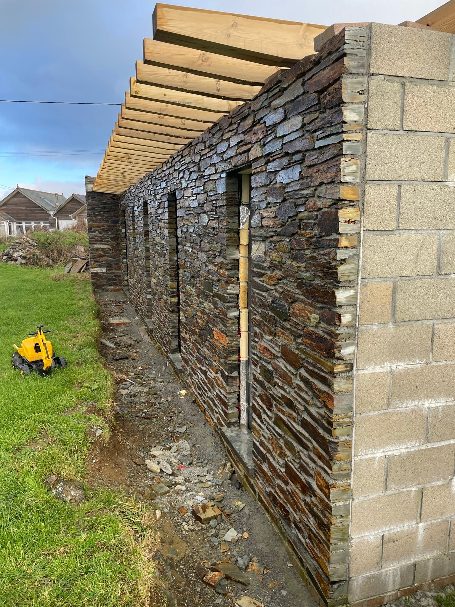 Construction: close view along the stone facade